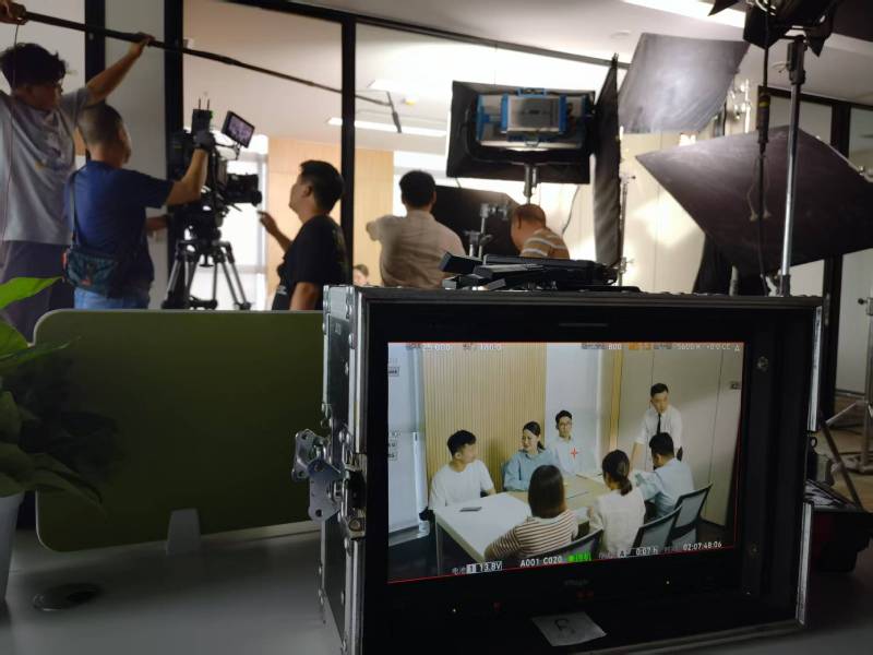 萝北县TVC拍摄公司：科技产品视觉化大师，诠释未来感与功能美学